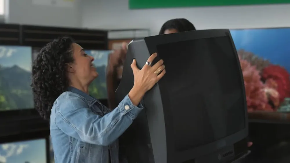 Un nuevo anuncio de Verizon se vuelve objeto de bromas por su representación de las teles de tubo