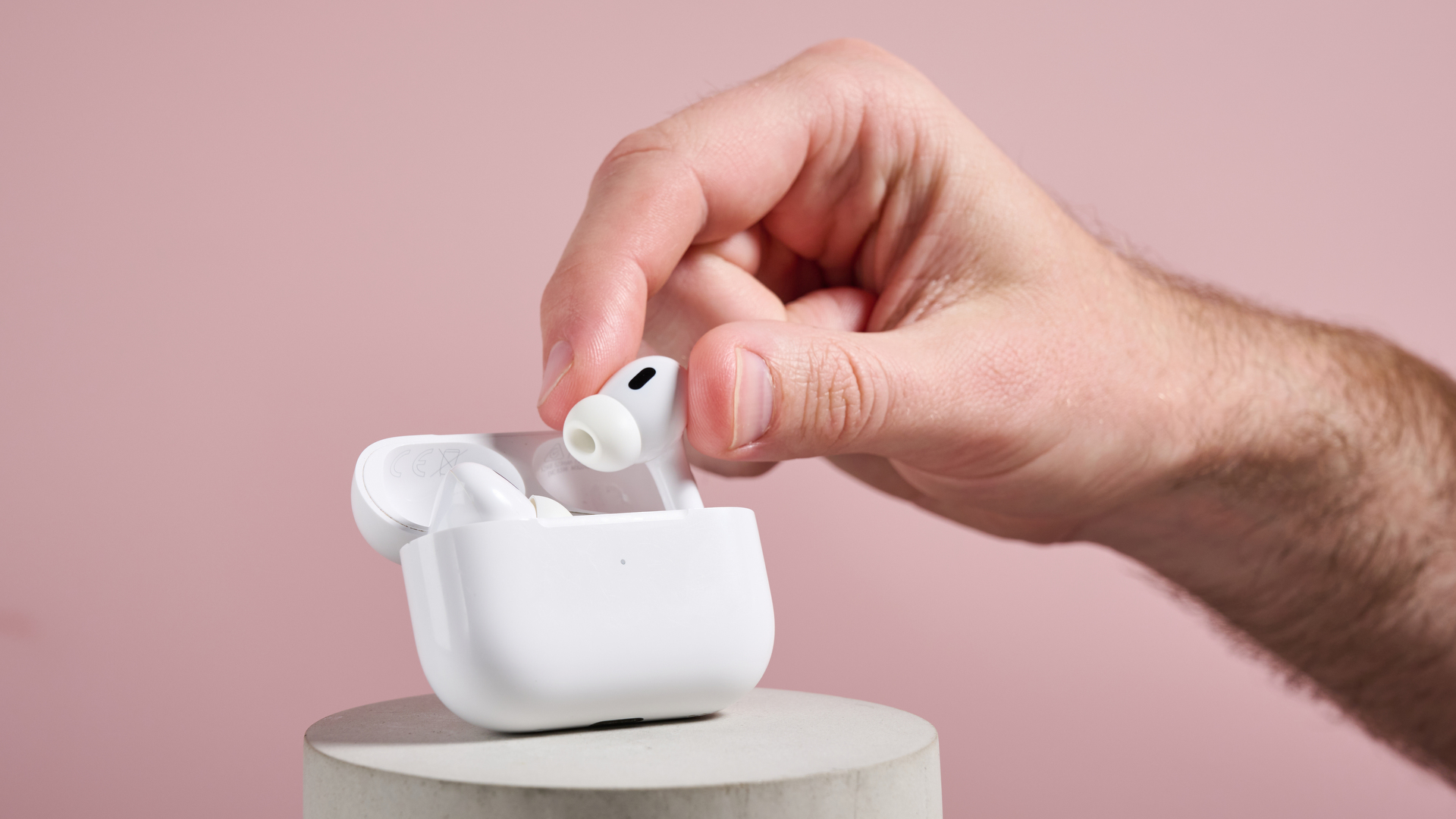 Los AirPods Pro 3 incluirán sensores de salud, pero la traducción simultánea podría retrasarse