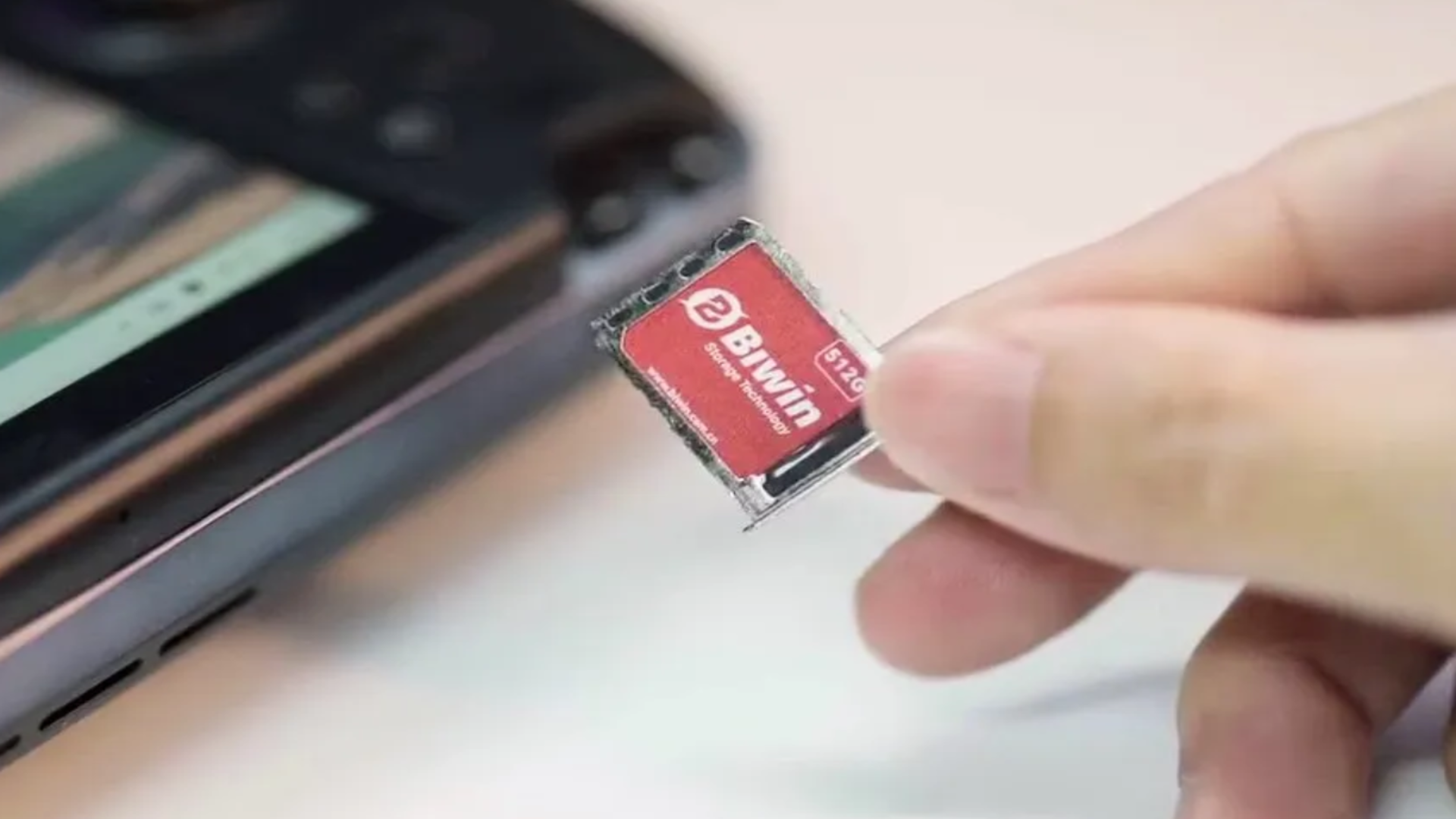 Biwin presenta un SSD diminuto que podría jubilar a las tarjetas microSD