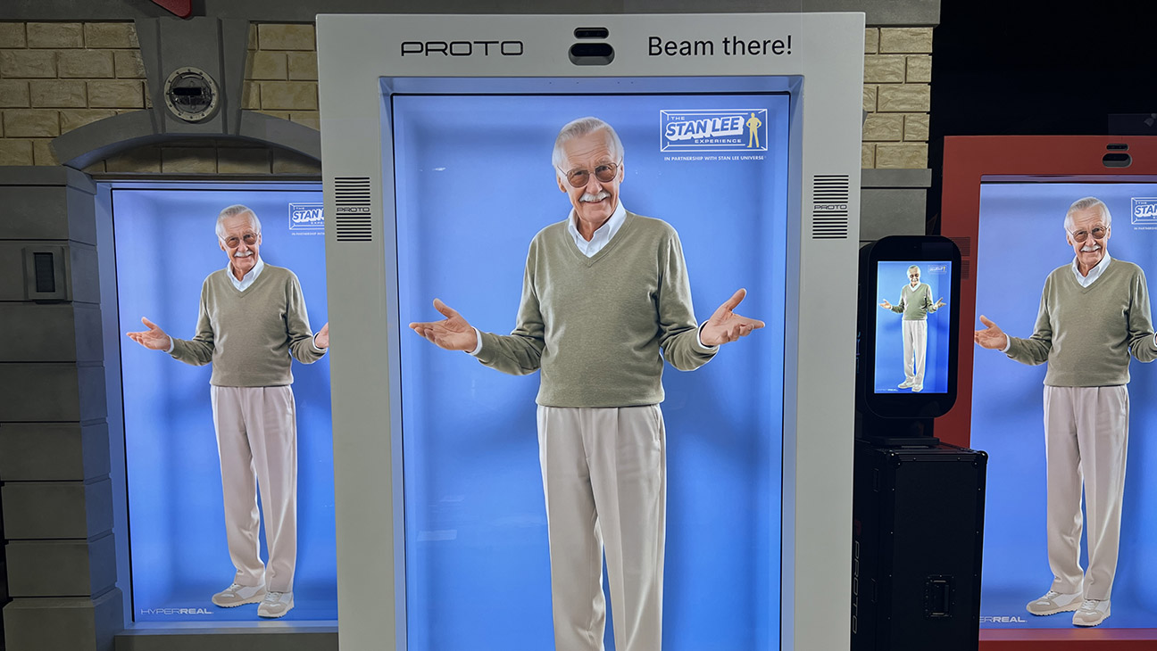 El holograma con IA de Stan Lee revive en la Comic Con de Los Ángeles