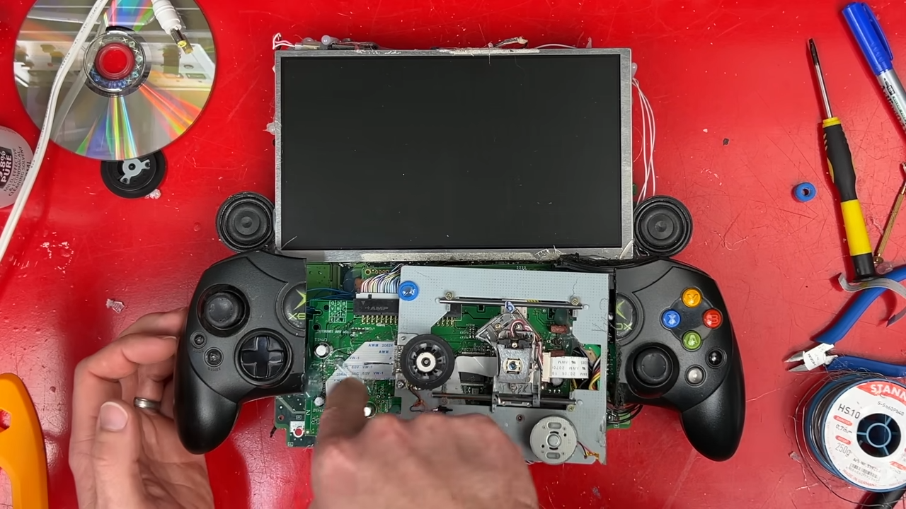 Un youtuber crea una Xbox portátil 'monstruosa' con una sierra y pegamento