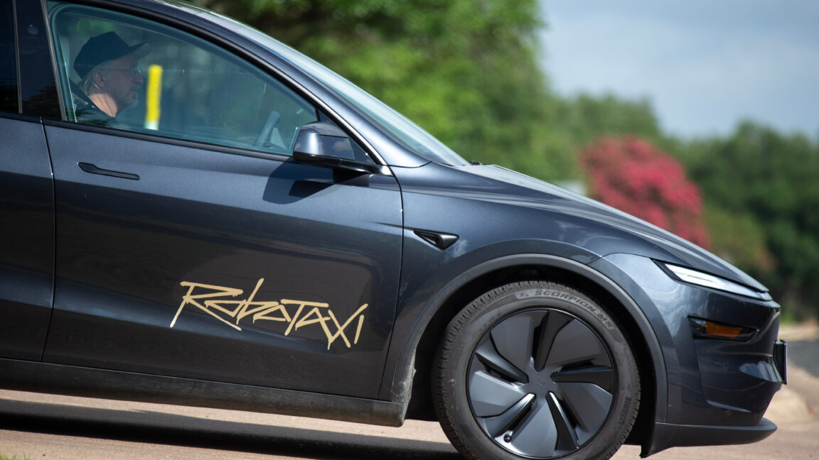 El robotaxi de Tesla sufre tres accidentes en su primer día de pruebas