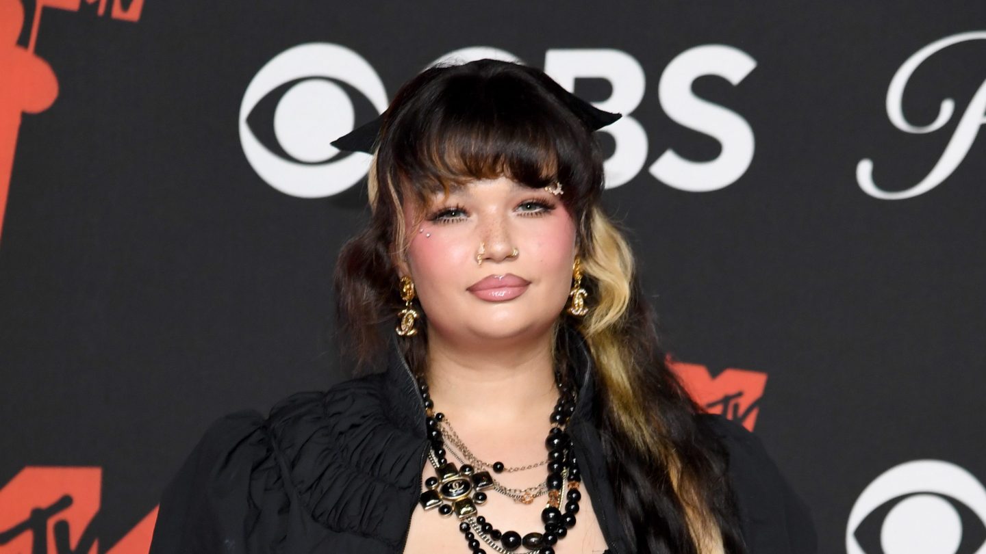 Lola Young se recupera tras desvanecerse en pleno concierto
