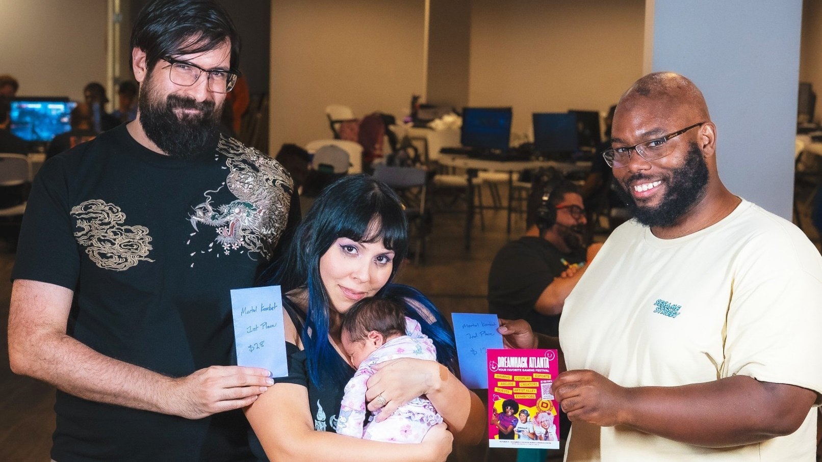 Una madre gana un torneo de Mortal Kombat con su bebé de cinco días en brazos