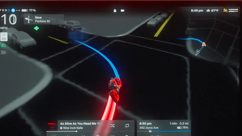 Tesla integra anuncios de 'Tron: Ares' en sus vehículos