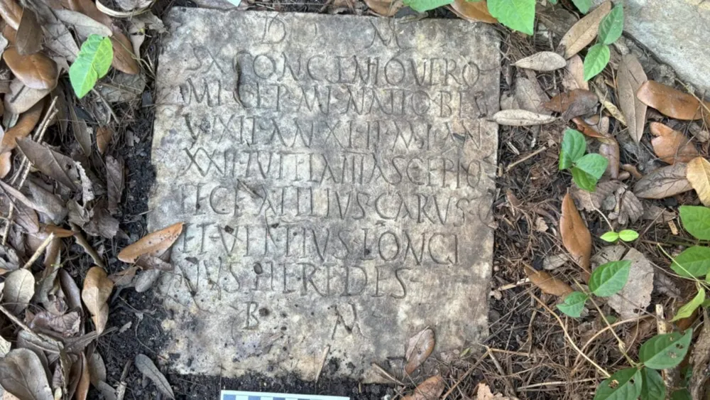 El misterio de la lápida romana de 1800 años aparece en un jardín de Luisiana