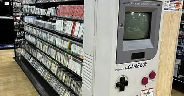 Subastan por 2,2 millones de yenes un kiosko gigante de Game Boy
