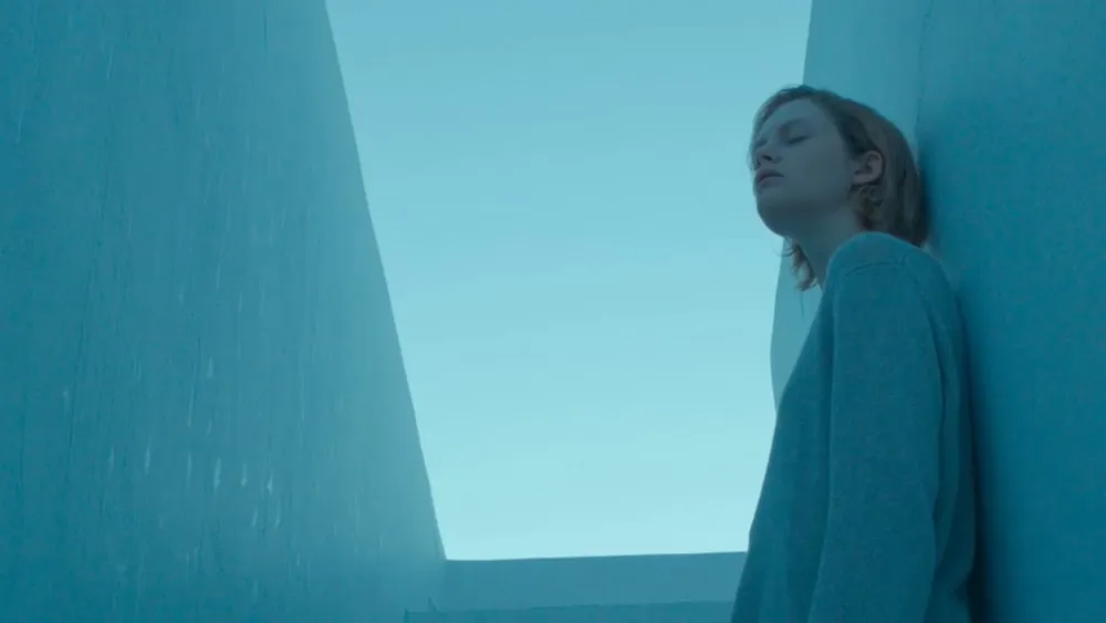 Emma Laird y Fionn Whitehead exploran traumas en 'Satisfaction'