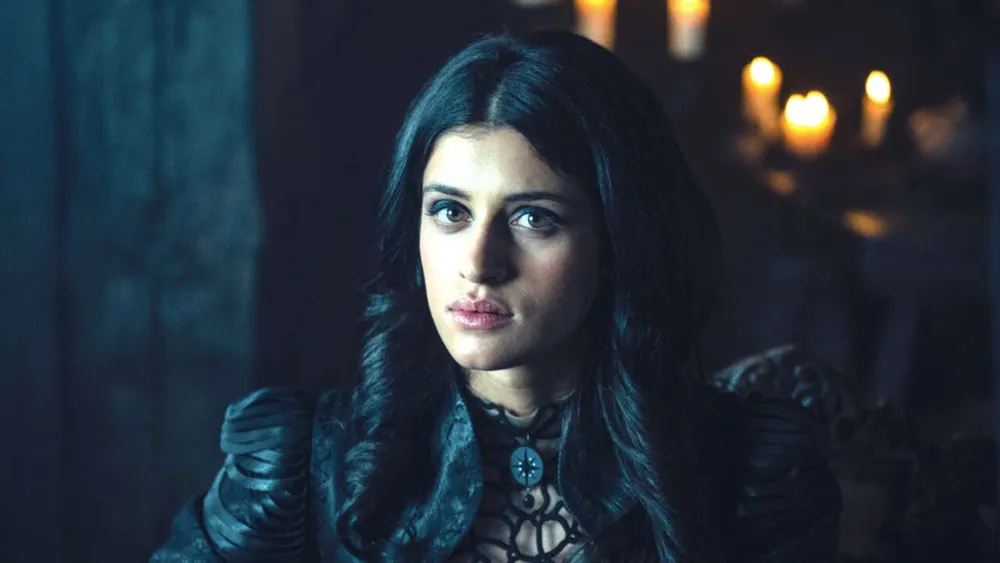 Anya Chalotra, Yennefer en The Witcher, habla sobre el acoso online