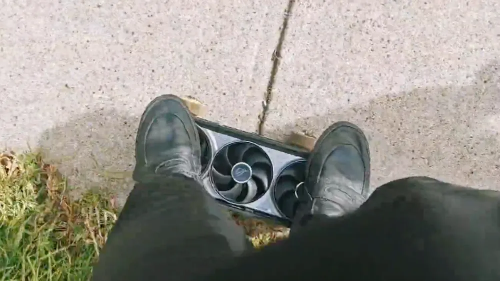 Una RTX 5080 convertida en monopatín desafía la lógica