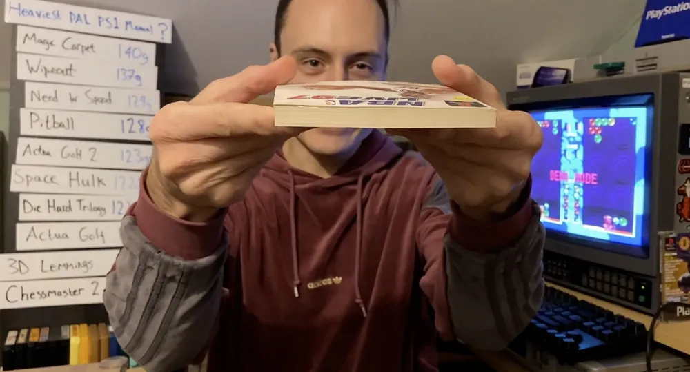 ¿Echas de menos las instrucciones? Este coleccionista busca el manual más pesado de PlayStation