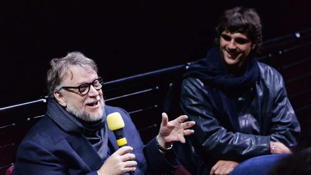 "No es un sustituto": Del Toro defiende la experiencia cinematográfica frente a ver películas en casa