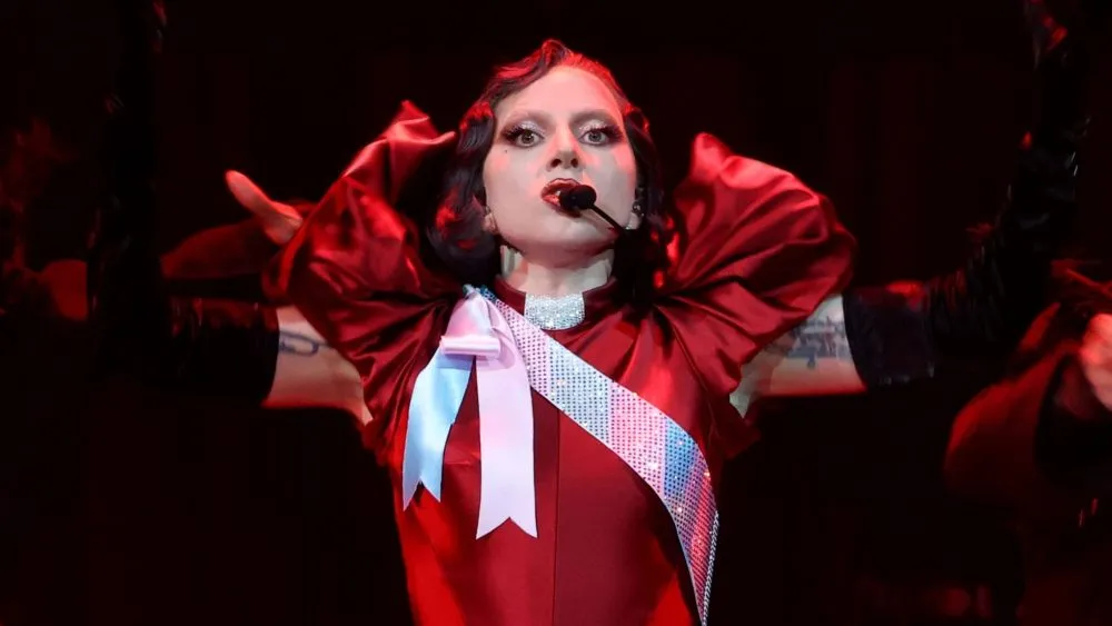 Lady Gaga detiene concierto en Sídney tras caída de bailarín