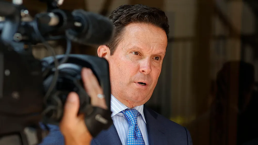 Hijo de Rob Reiner, arrestado por los asesinatos de sus padres, contrata a un abogado de alto perfil