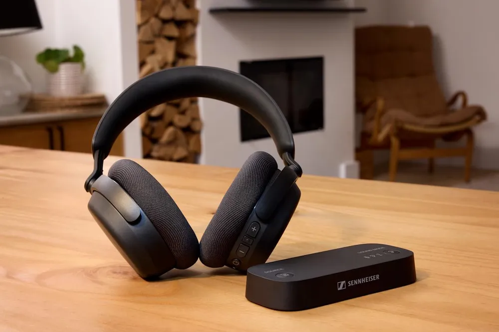 Sennheiser lanza auriculares para TV con tecnología Auracast