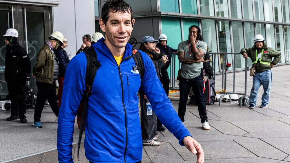 Alex Honnold escala el rascacielos Taipei 101 en directo para Netflix