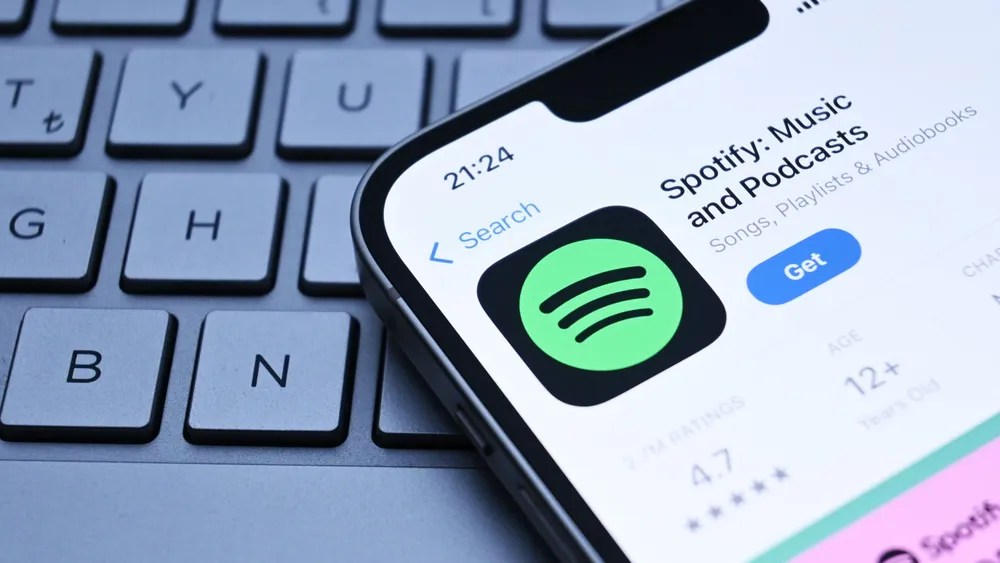 Spotify amplía su información sobre canciones; YouTube Music limita las letras