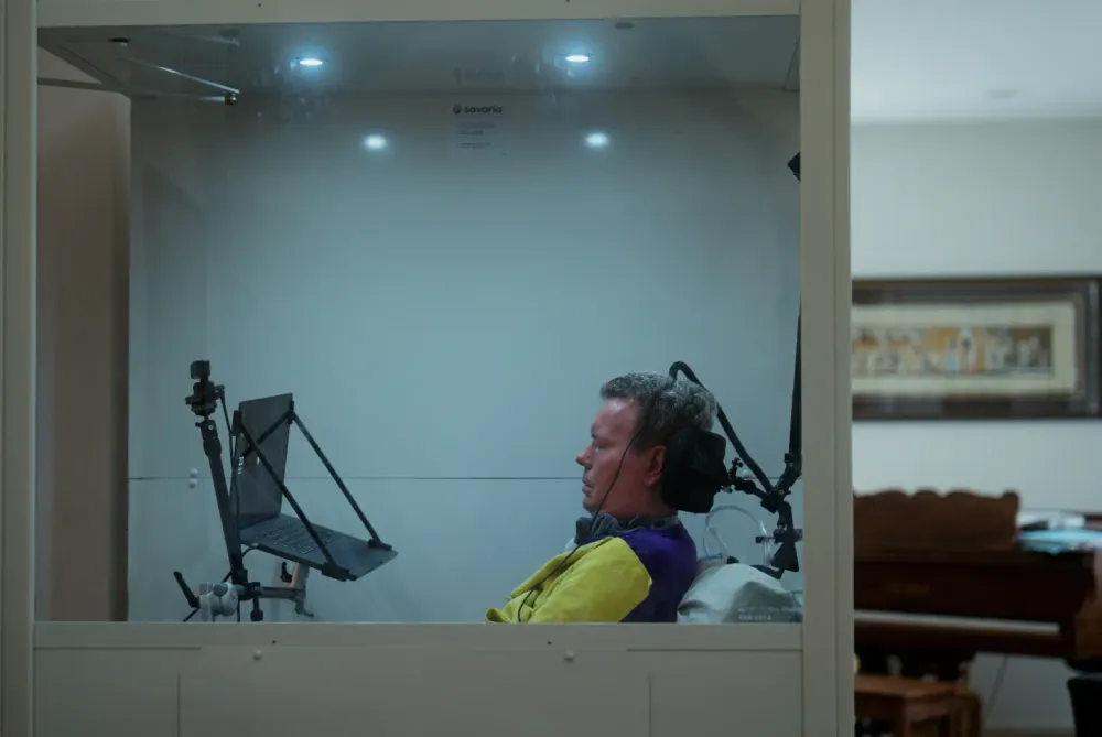 Un paciente de Neuralink explica cómo adapta su implante cerebral a un uso cotidiano