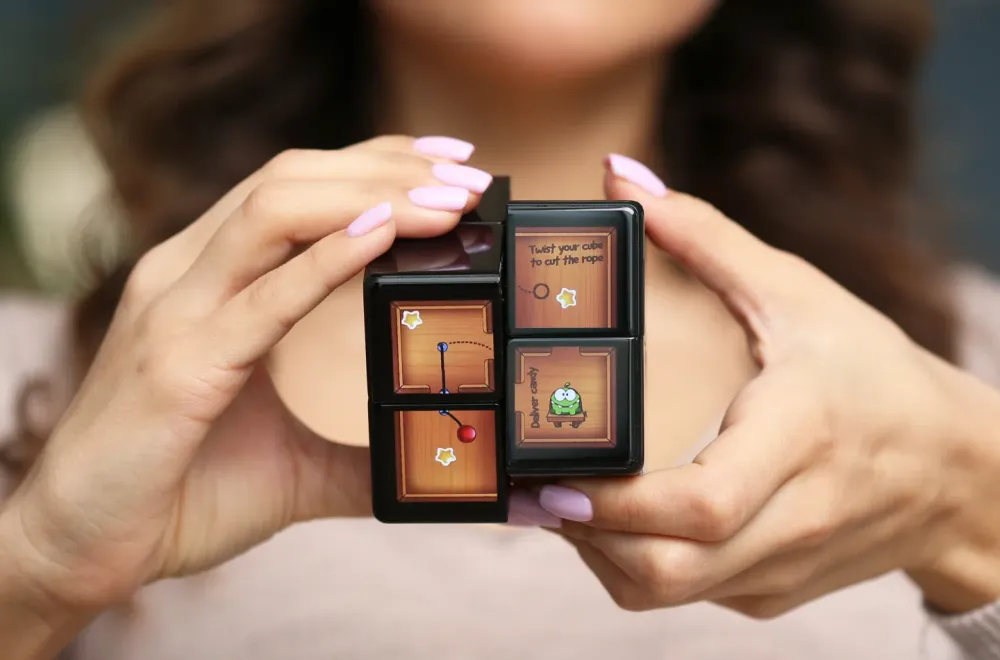 El cubo Rubik se reinventa con pantallas LCD y juegos interactivos