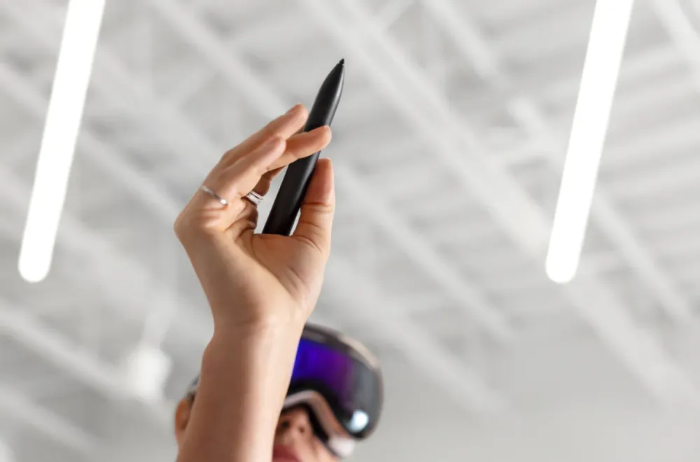 Logitech lanza un lápiz óptico para Apple Vision Pro