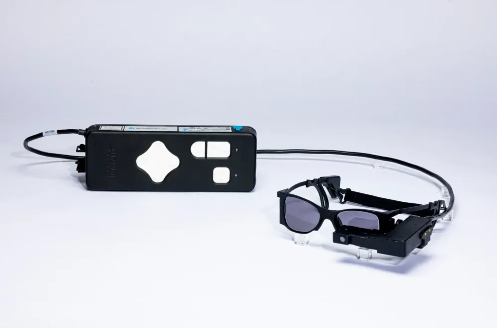 Implante ocular y gafas inteligentes devuelven la vista a pacientes